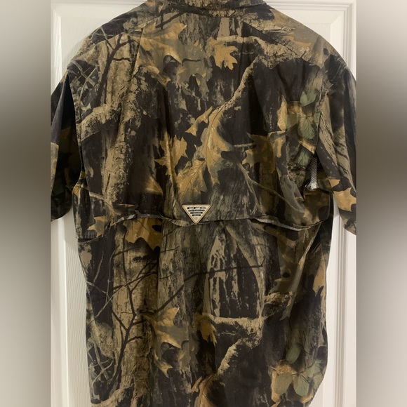 Camouflaged Columbia short sleeve button down - Picture 4 of 4